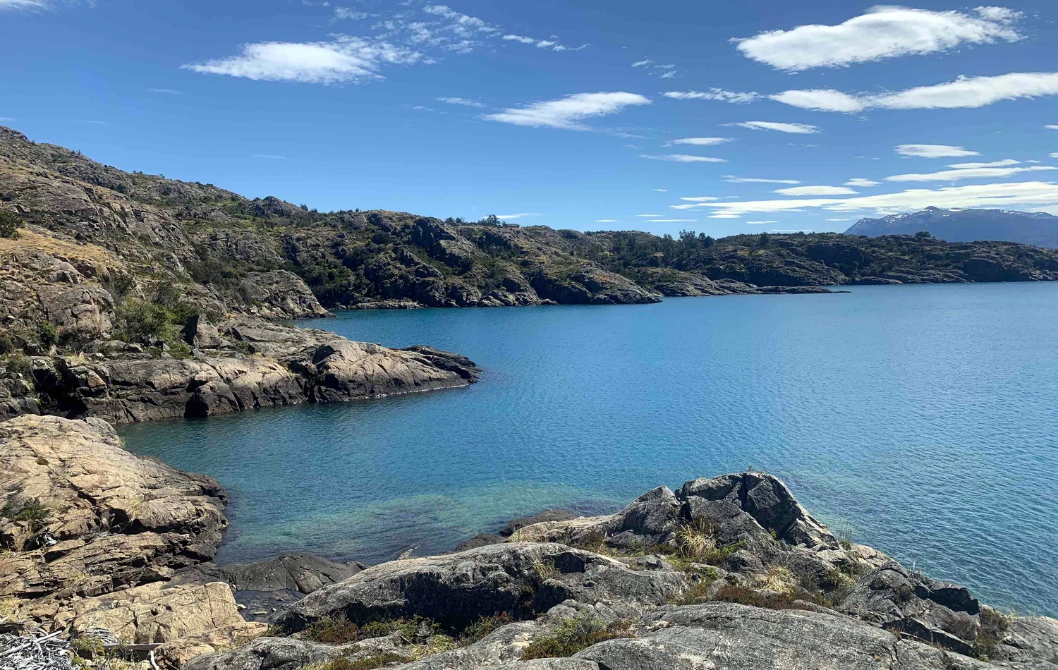 Bahía de aguas turquesas y costa rocosa