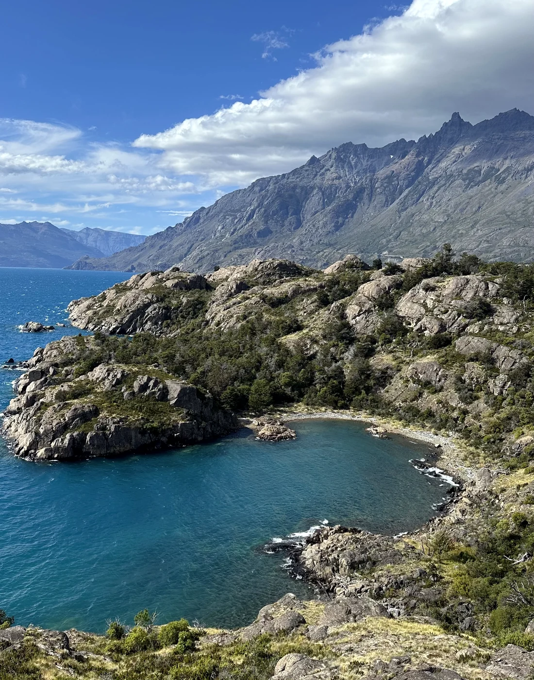 Montañas y lago desde la costa