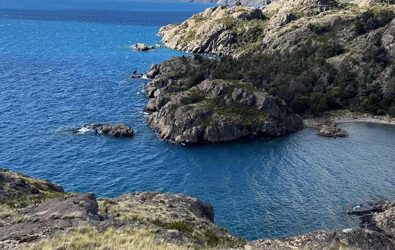 Rocas, vegetación y aguas azules