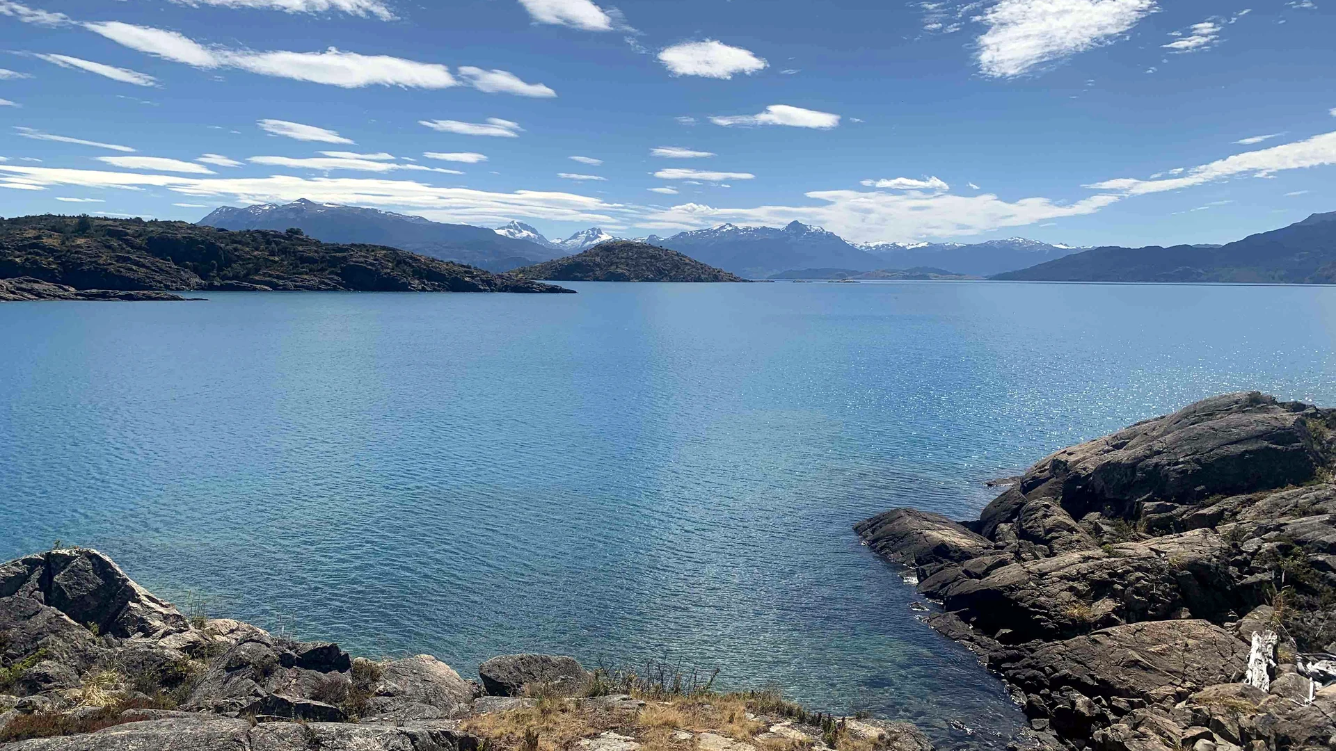 Lago General Carrera y cordones montañosos vistos desde el proyecto