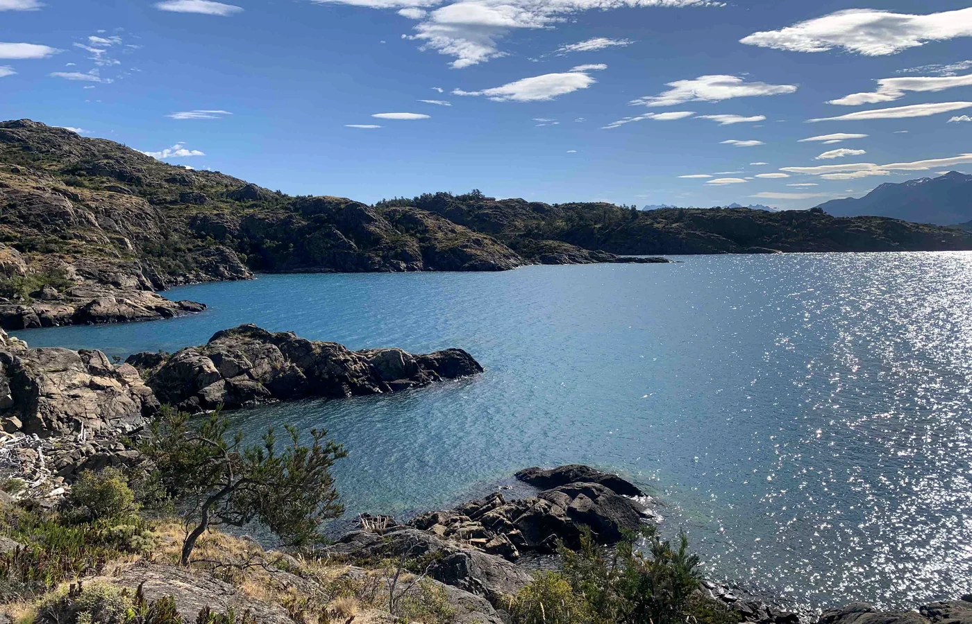 Lago y cordones montañosos